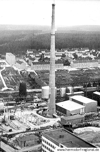 1965 Baustelle des 120 m hohen Schornsteins KWH Ferrite / Walzensinter - kurz vor Fertigstellung 